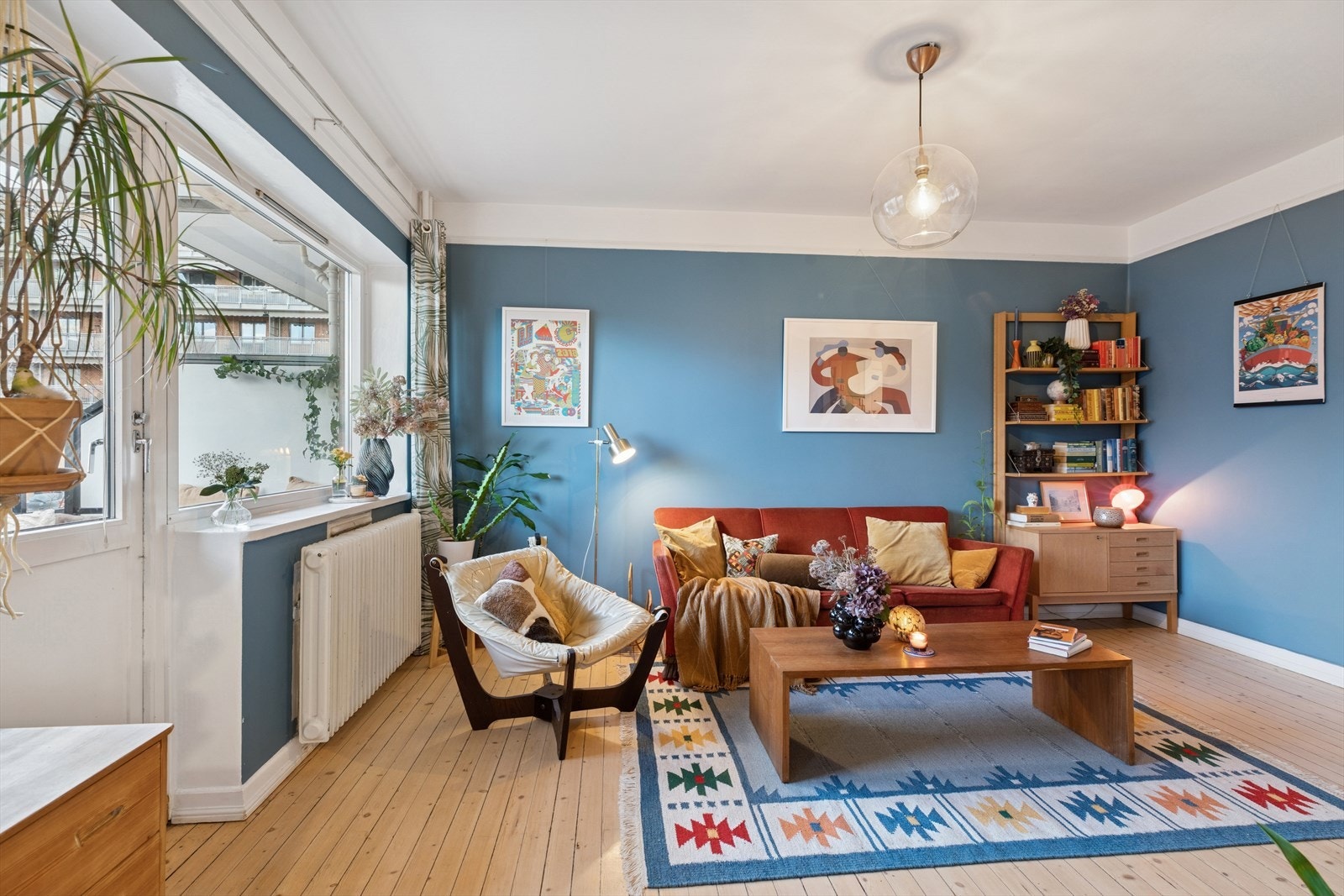 Stuen byr på store vinduer som gir leiligheten rikelig med naturlig lys. Galleribilde