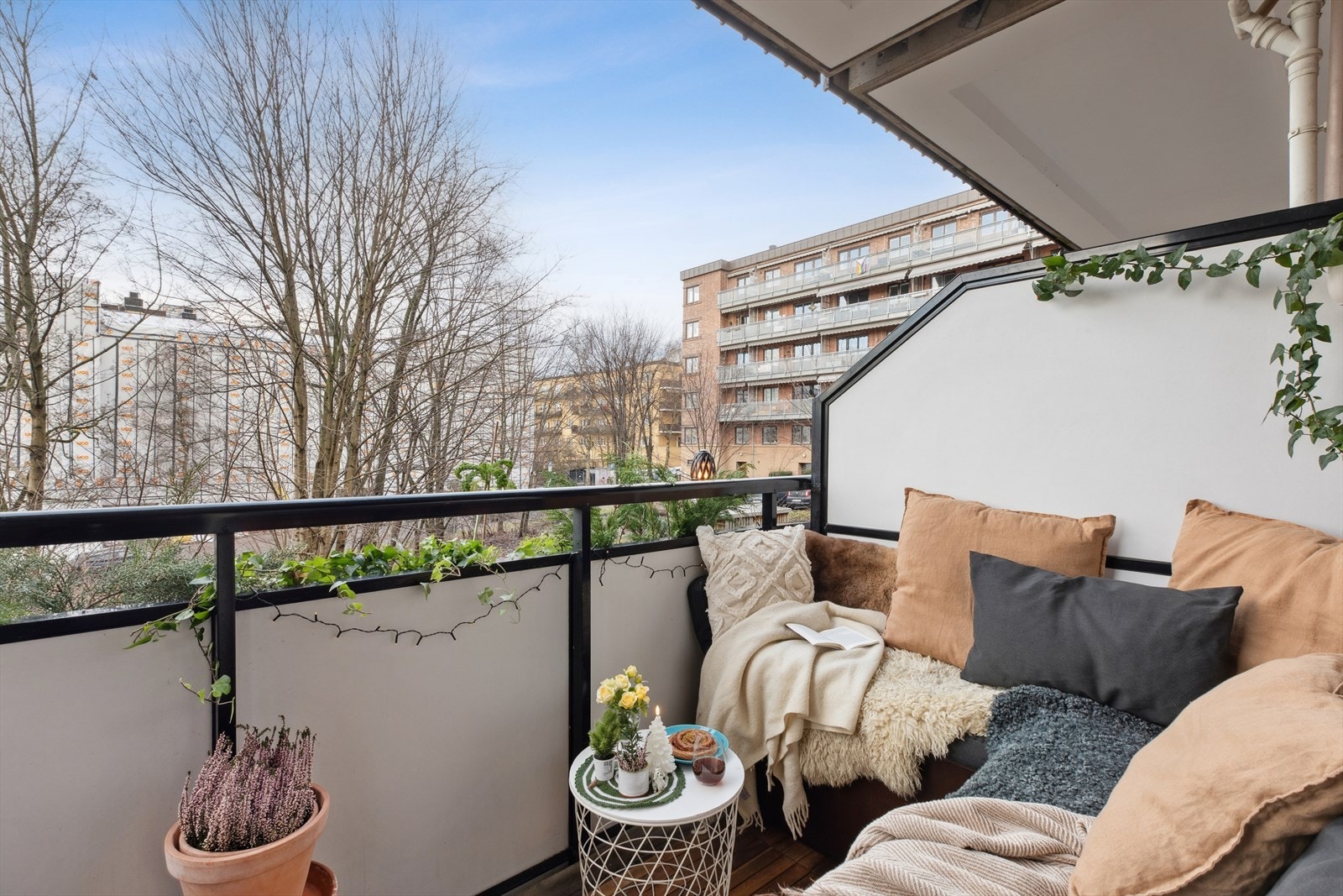 Fra stuen har du direkte adkomst til en romslig ballkong på 5kvm. Galleribilde