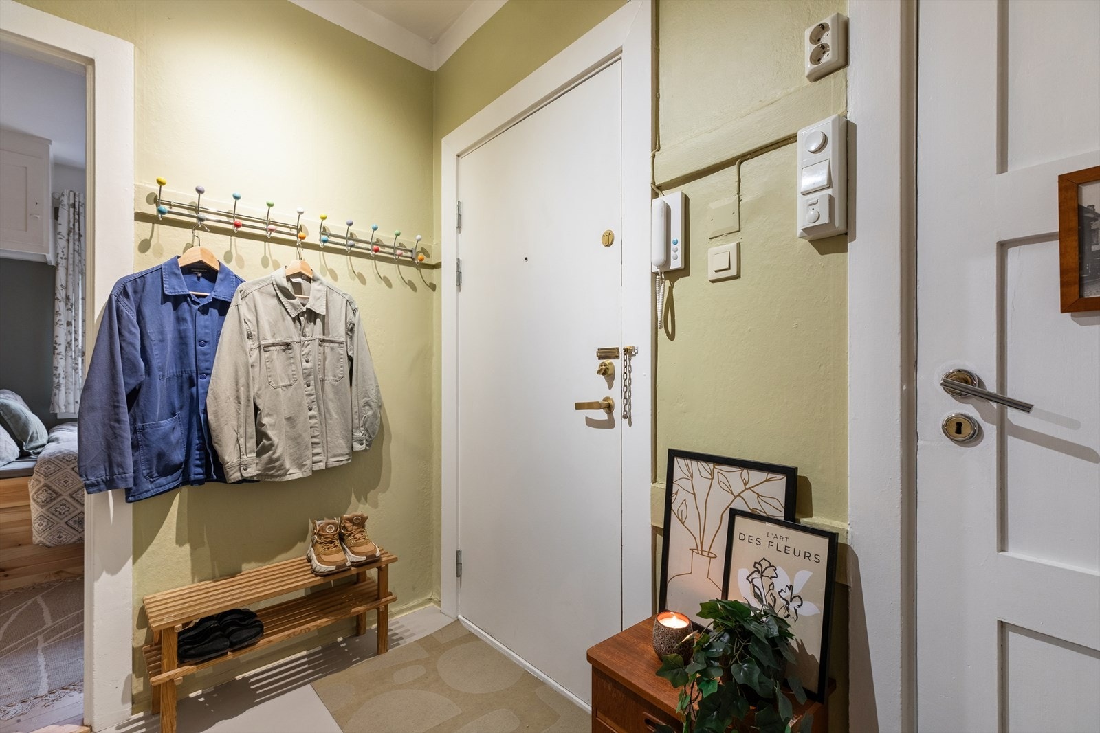 Lys og flott entré, her kan du enkelt legge fra deg sko og yttertøy. Velkommen til visning! Galleribilde