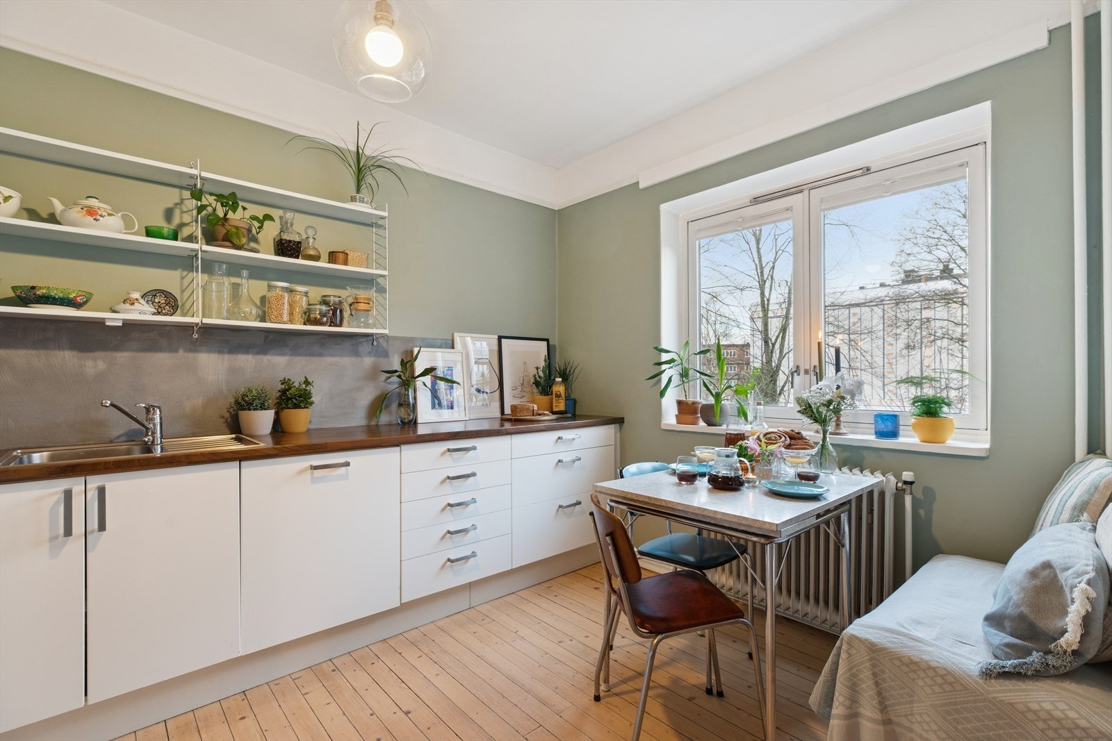 Romselig kjøkken med god plass til spisegruppe. Galleribilde