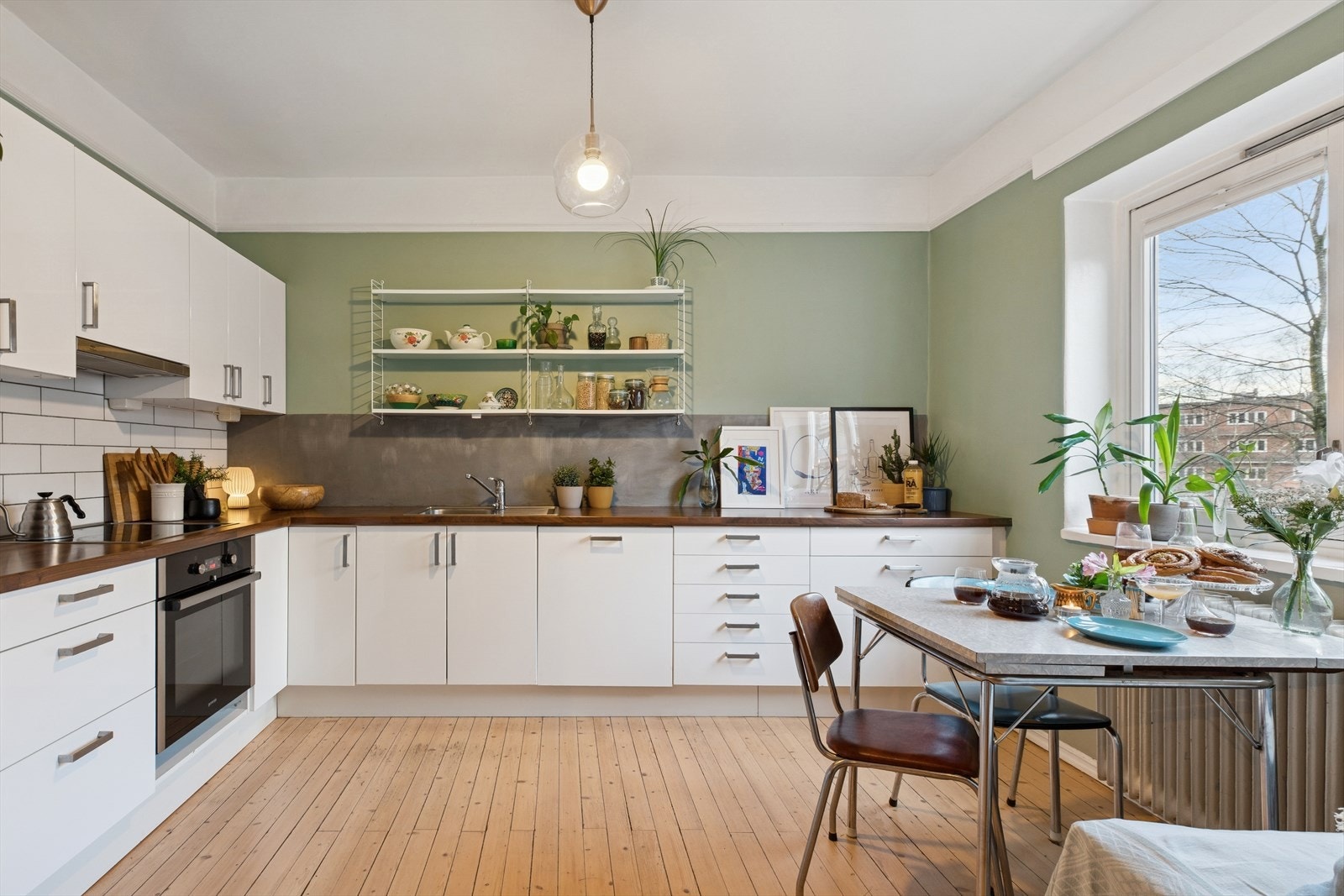 Sittegruppen ved det store vinduet er det ideelle stedet å nyte dagens første kopp kaffe. Galleribilde