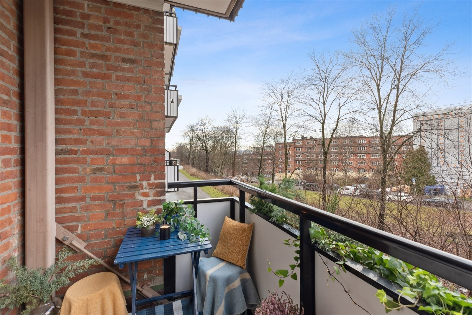 Balkong med plass til både avslapning og hyggelige sammenkomster med utsikt over nabolaget. Galleribilde