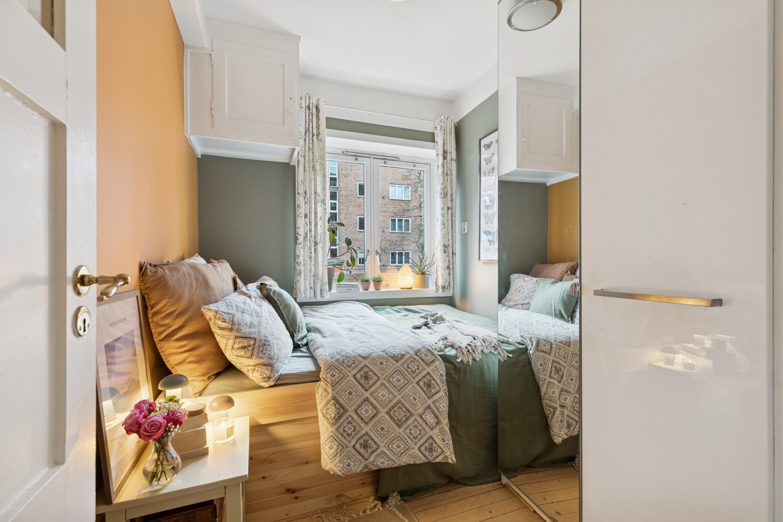 Her finner du både garderobeskap og rom for personlig preg, og vinduet gir et fint utsyn mot nærområdet. Dette rommet passer perfekt som barnerom, gjesterom eller hjemmekontor. Galleribilde