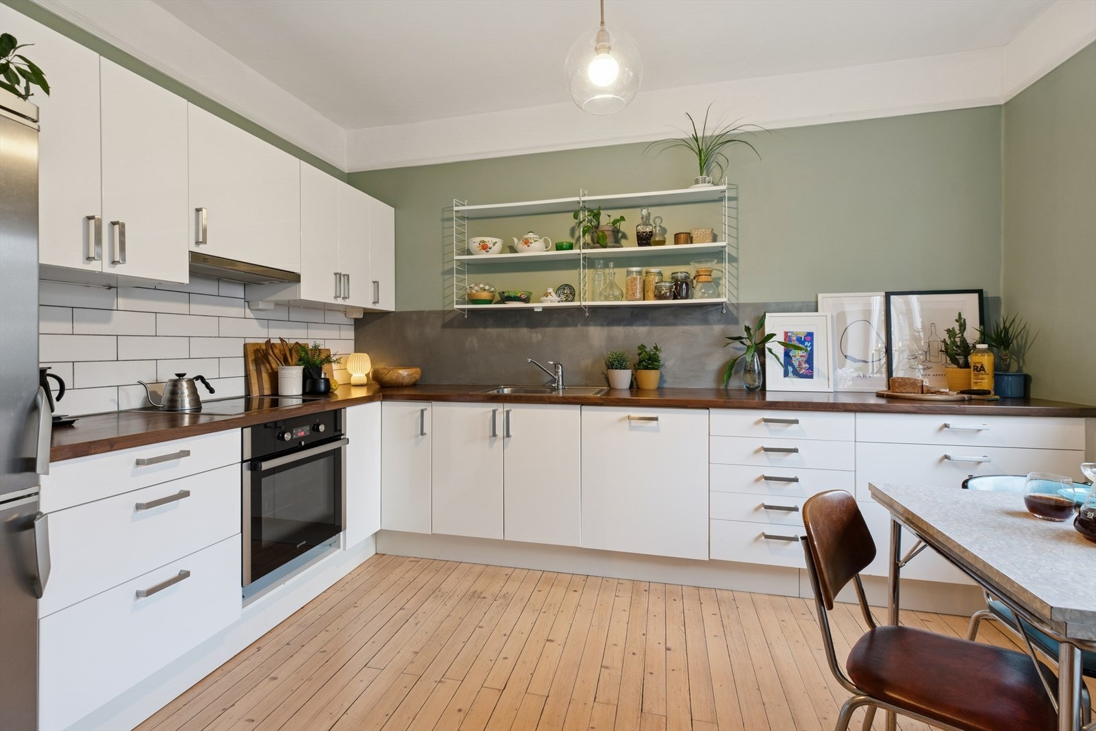 Kjøkkenet har mye skap- og benkplass som gir gode arbeidflater. Galleribilde