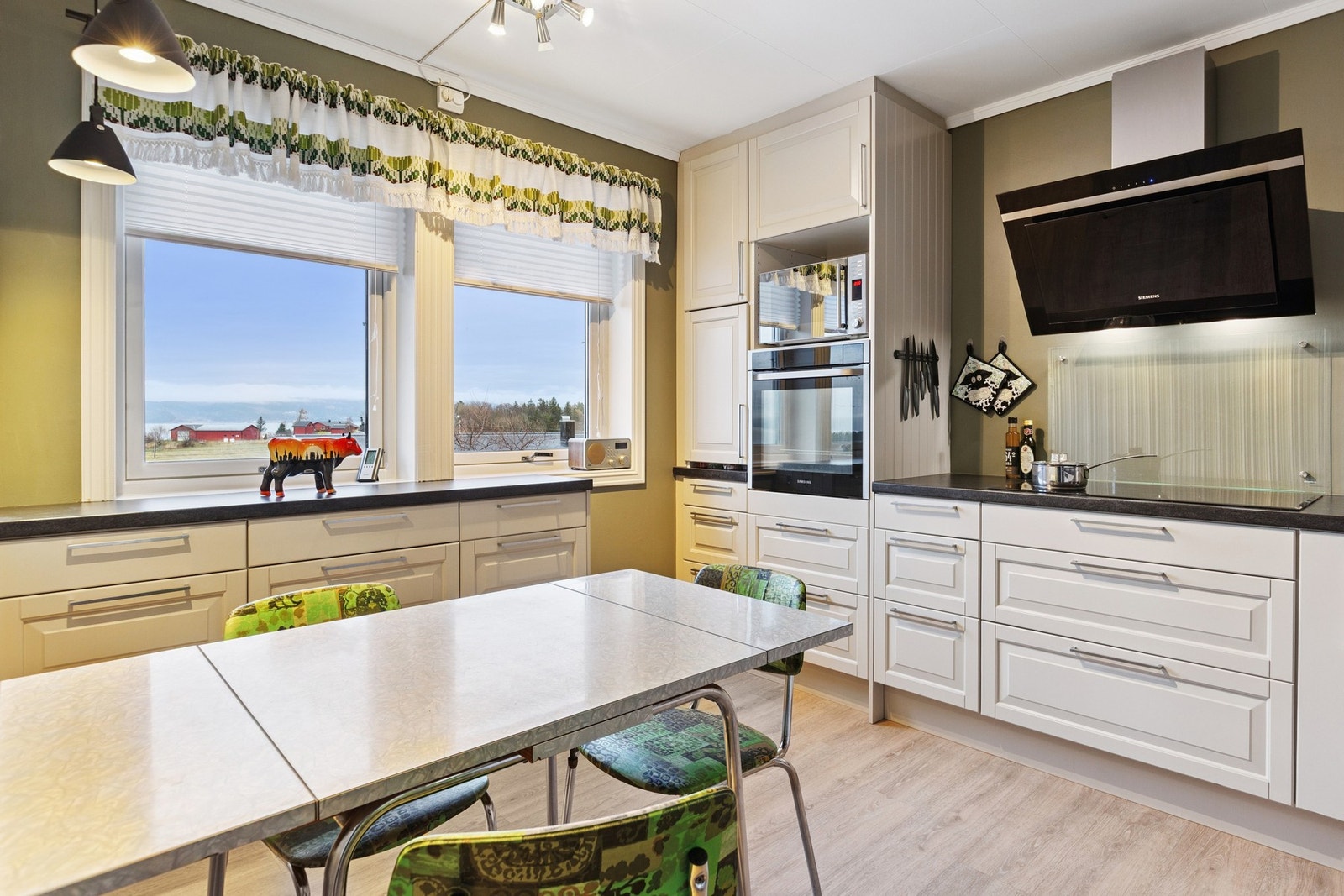 Meget praktisk kjøkken i fra 2018. Galleribilde