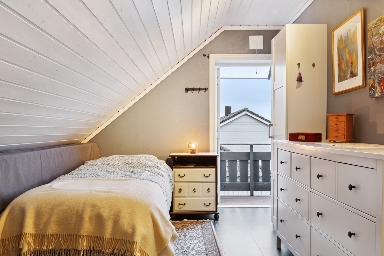 I boligens loftetasje er det flere soverom. Galleribilde