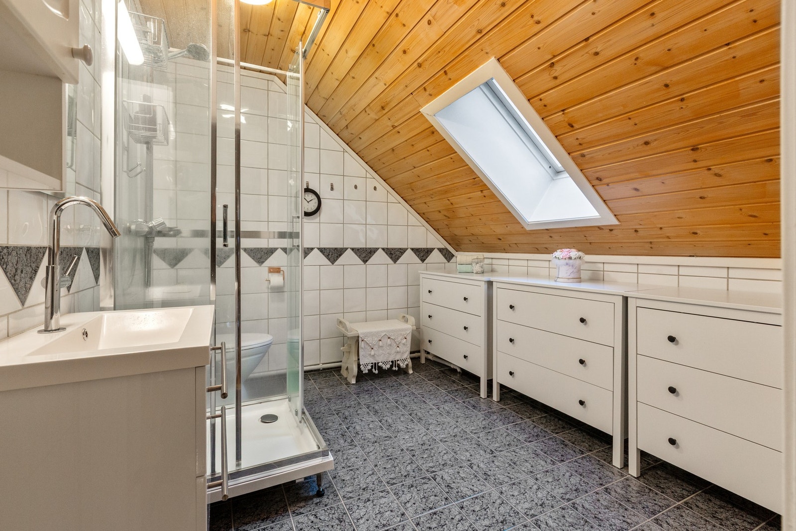 Romslig og flisbelagt baderom. Galleribilde