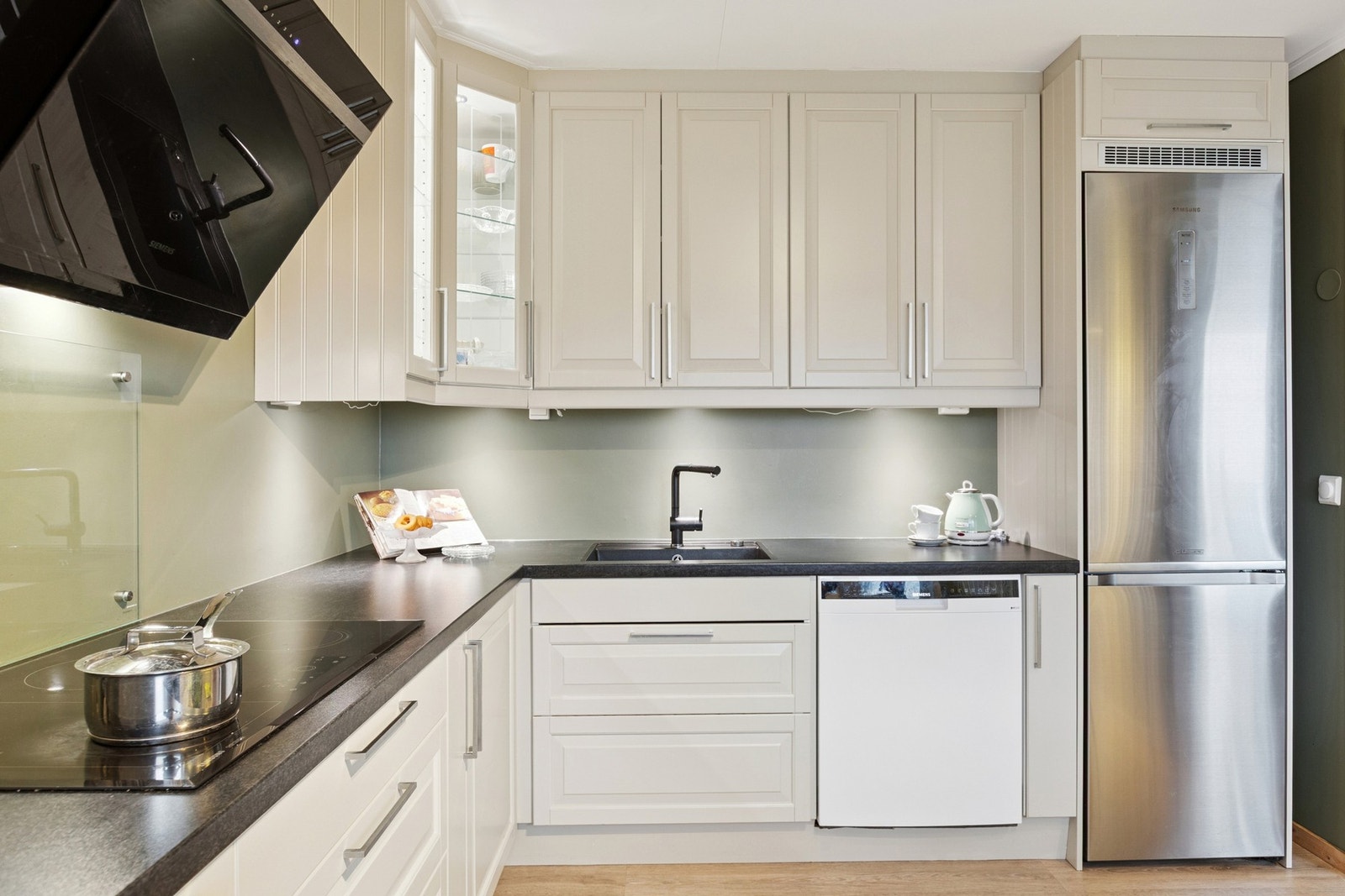 Her har du godt med skap- og benkeplass. Galleribilde