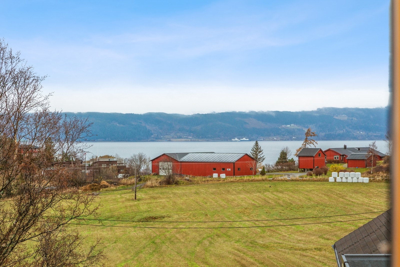 Pen utsikt i landlig omgivelser fra stuen. Galleribilde