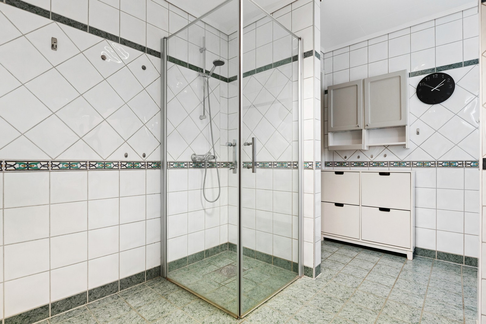 Flisbelagt baderom på 9,8m². Galleribilde