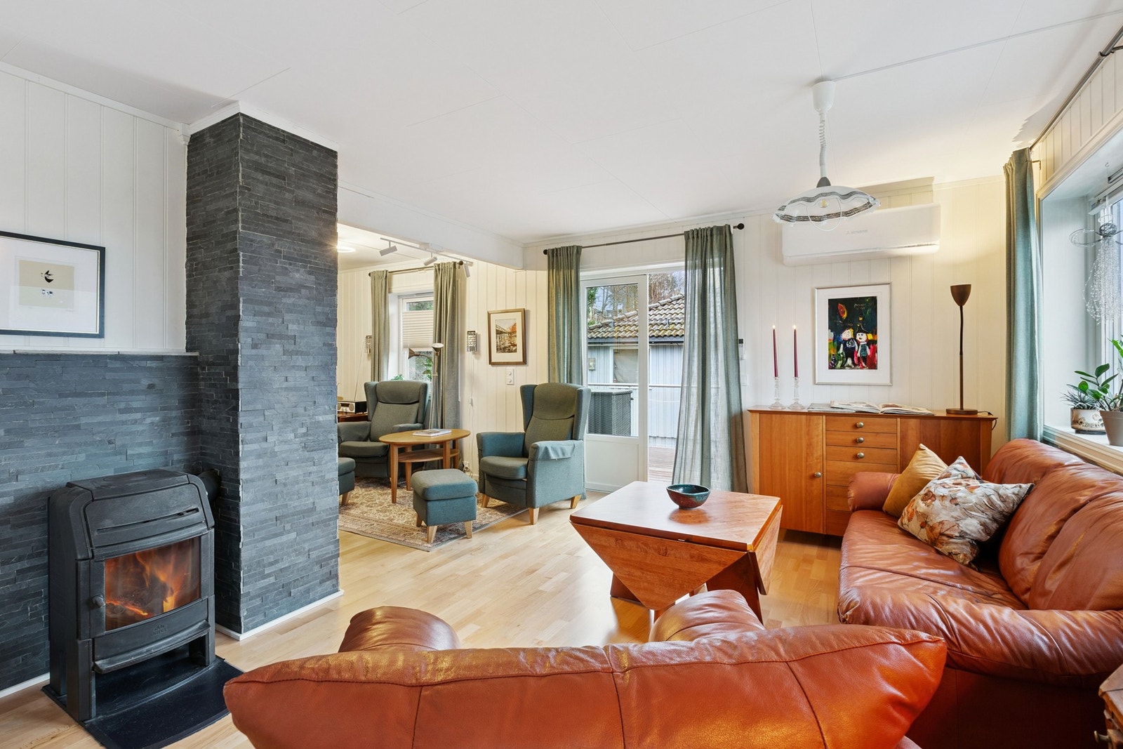 En trivelig og romslig stue på hele 36,8m², med gode muligheter for å møblere etter eget ønske. Galleribilde