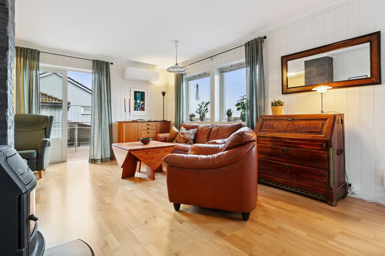 Eneboligen er over tre plan oppført i 1998. Galleribilde