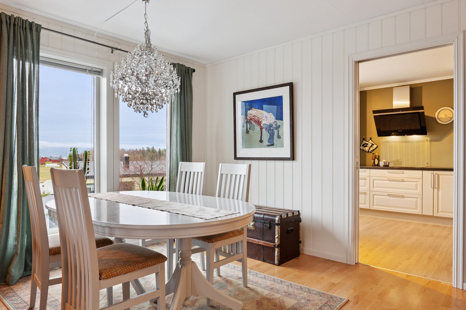 Adskilt stue-kjøkkenløsning. Galleribilde