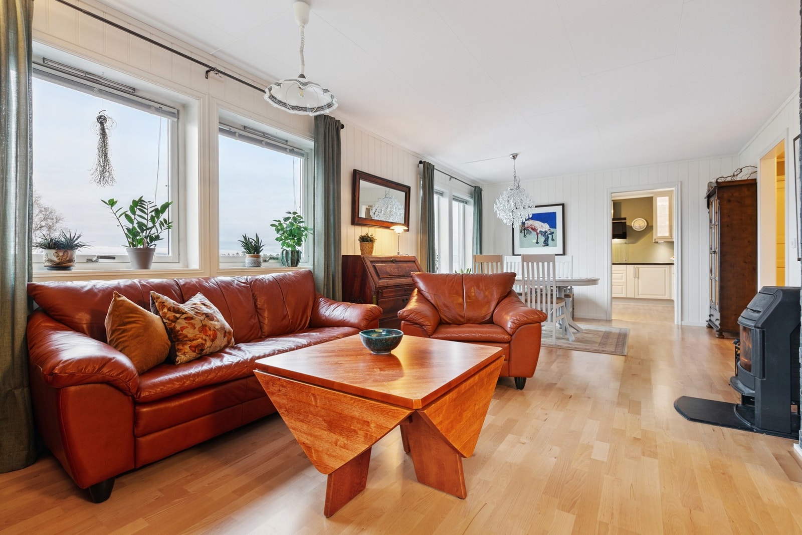 På vinterstid kan du fyre i vedovnen, som skaper et behagelig inneklima i stuearealet. Galleribilde