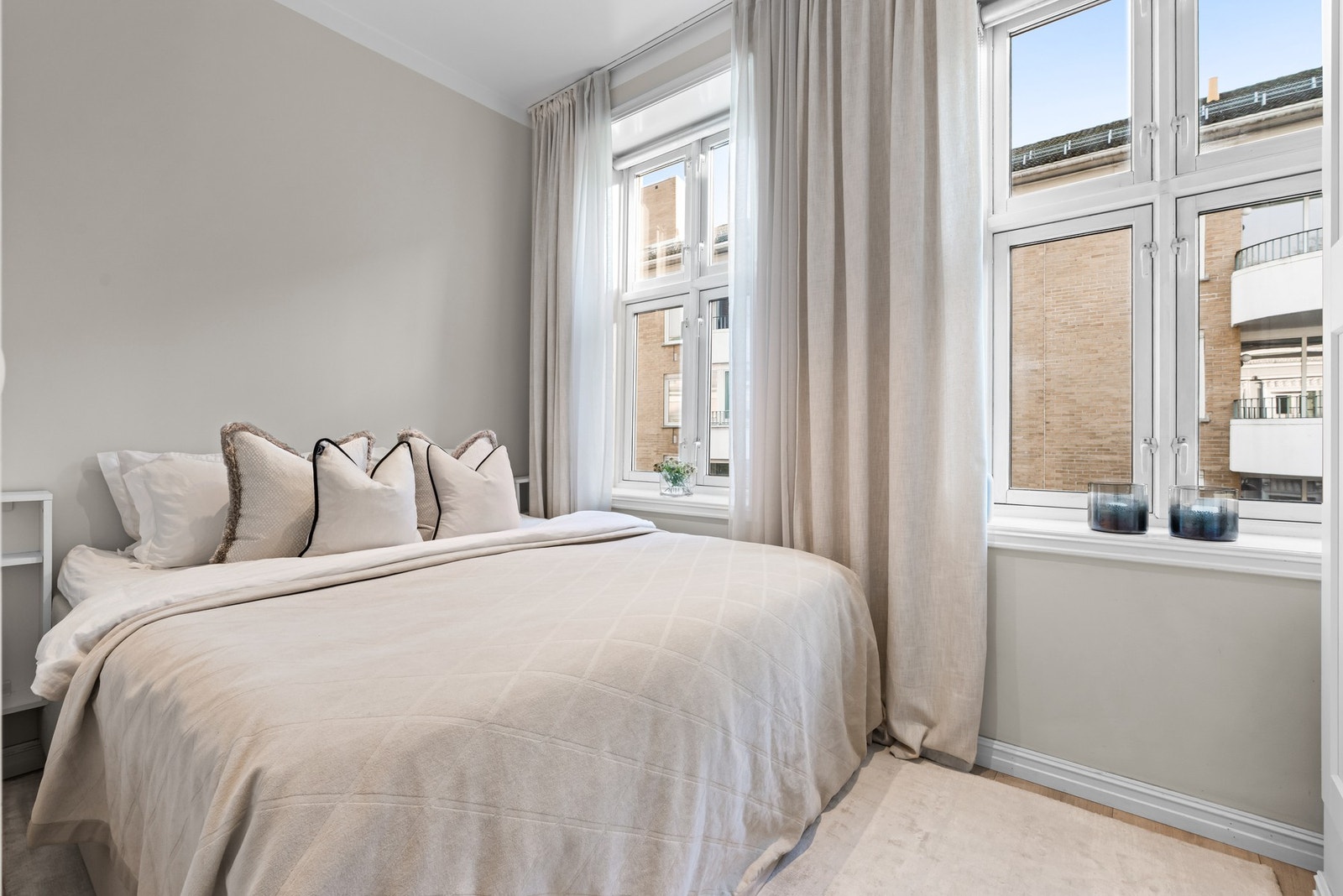 Soverommet har i likhet med øvrige rom i boligen, énstavs laminat på gulv, moderne farger på vegg og god himlingshøyde. Galleribilde