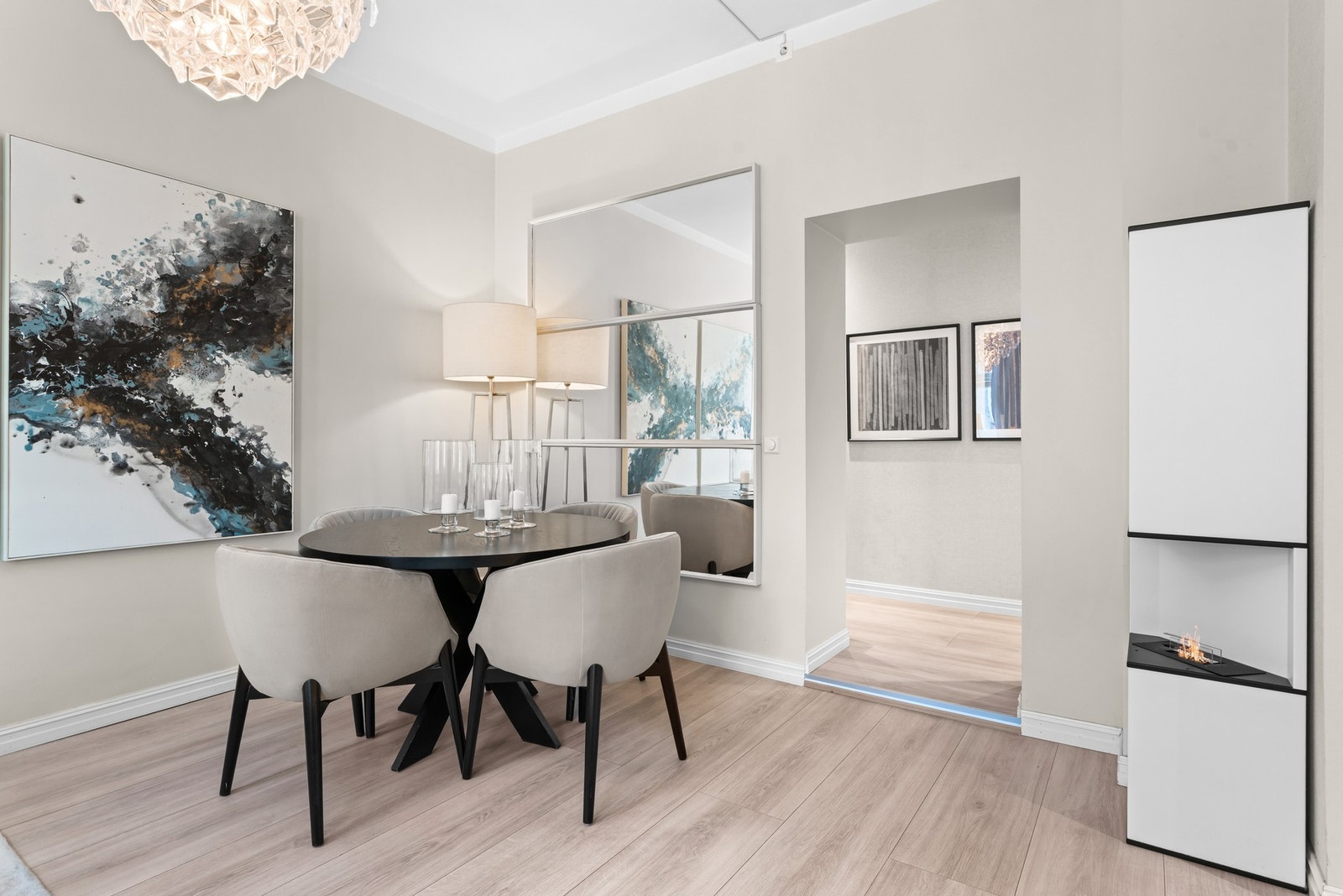 Lys og luftig stue med énstavs laminat på gulvet, behagelig farger på vegg, store vindusflaster som slipper inn rikelig med naturlig lys og himlingshøyde på hele ca. 2,98 meter Galleribilde