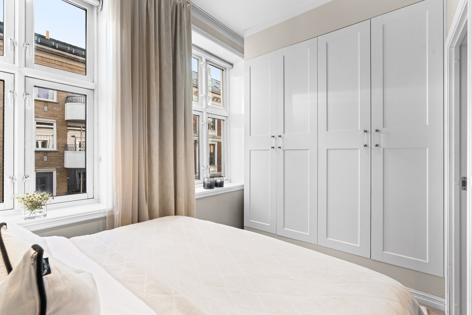 På soverommet er det plass til stor seng med nattbord på hver side og godt med lagringsplass i heldekkende, integrert garderobeløsning. Galleribilde