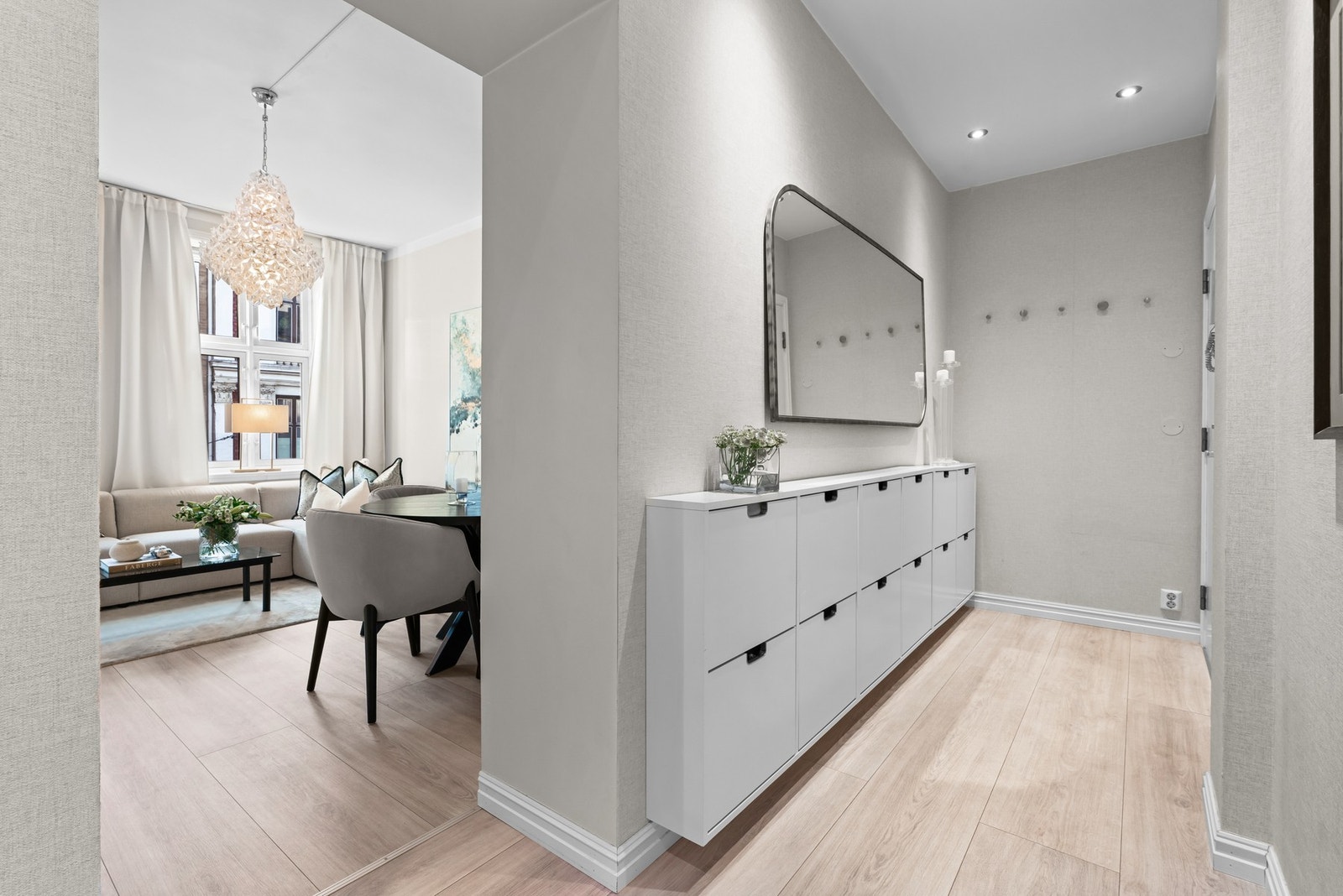 Leiligheten ligger i byggets 3. etasje. Her blir man møtt av en svært innbydende entré med énstavs laminat på gulv, moderne farger på vegg og downlights i himling. Galleribilde