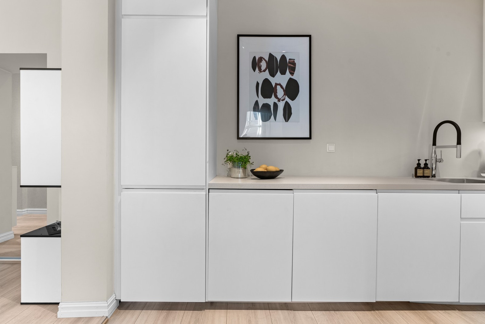 Alle hvitevarene er integrerte i innredningen og består av; Platetopp, stekeovn, oppvaskmaskin og kombinert kjøle-/fryseskap. Galleribilde