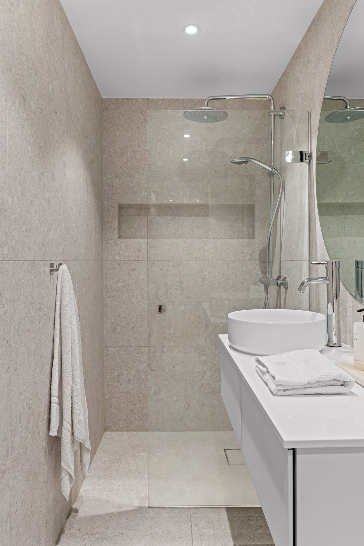 Innredningen består av en moderne servant over benkeskap, og dusjnisje med regnfallsdusj og innfelt hylle for praktisk oppbevaring. Galleribilde