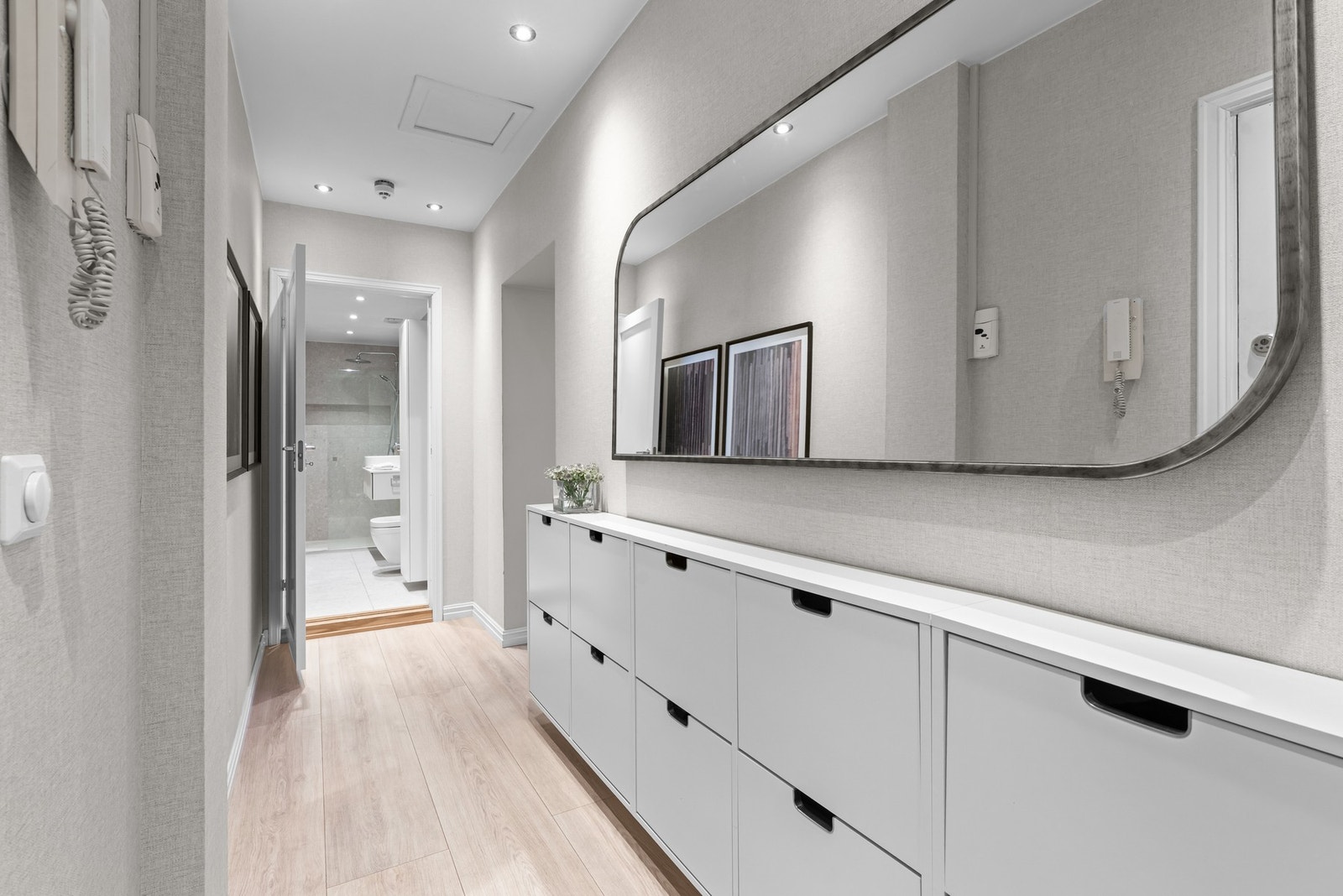 I entréen er det plass til møblement for oppbevaring av sko og yttertøy. Galleribilde