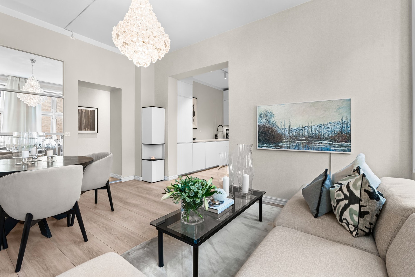 I stuen er det god plass til å innrede med både spisegruppe og sofagruppe med tilhørende møblement. Galleribilde