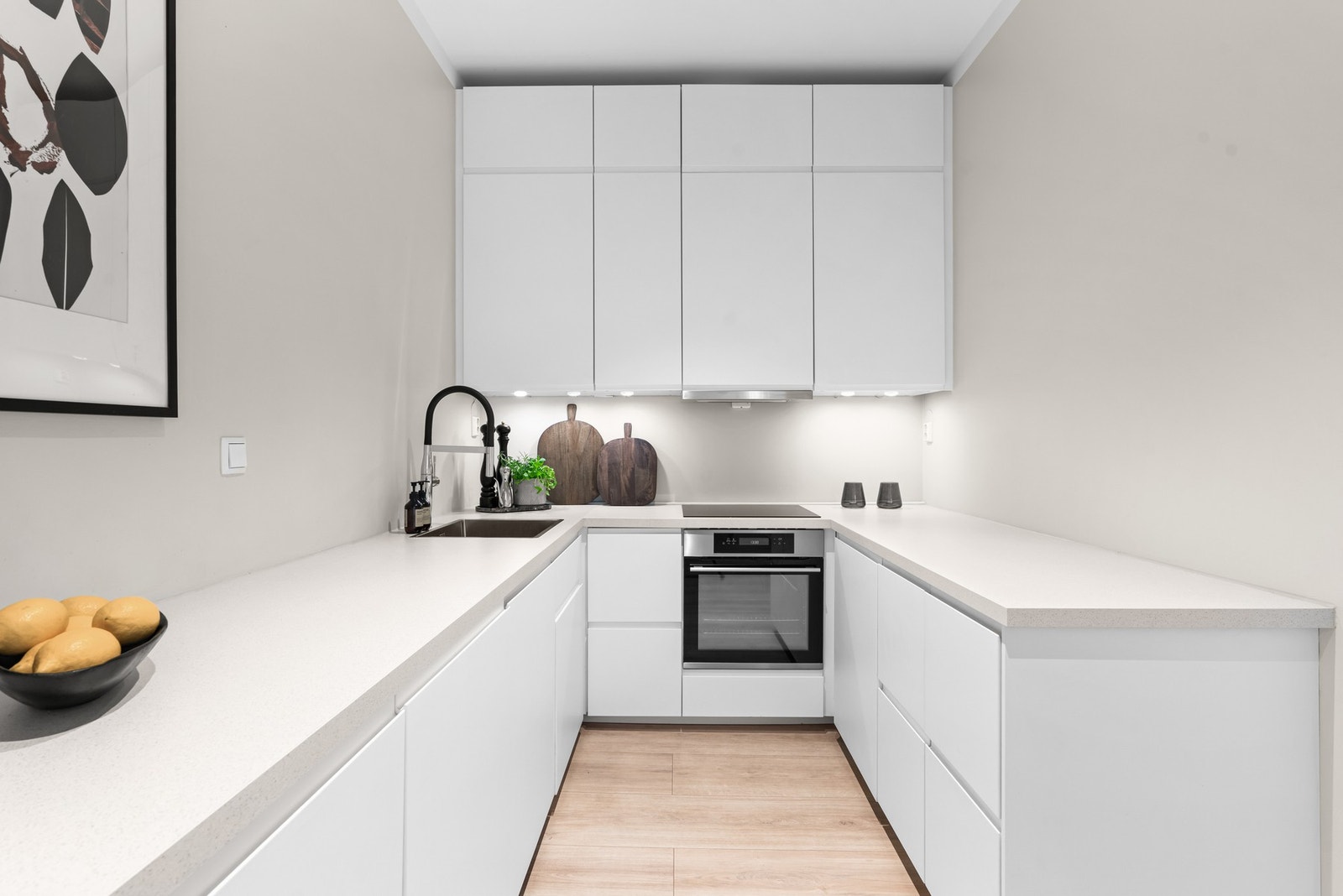 Innredningen består av slette fronter med innfreste håndtak, laminat benkeplate med nedfelt oppvaskkum og benkebelysning under overskapene. Galleribilde