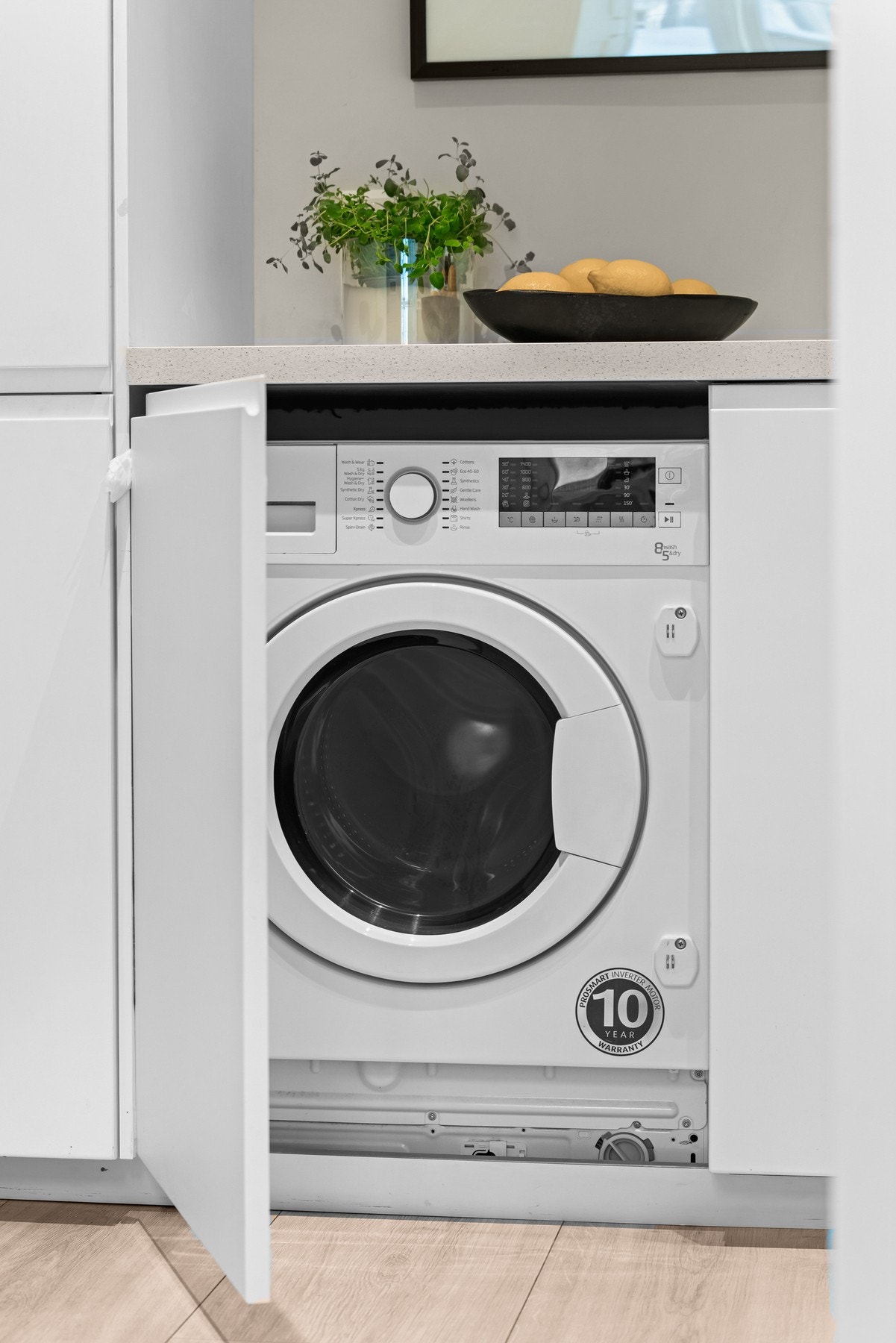 Videre er det opplegg og avsatt plass til vaskemaskin. Galleribilde