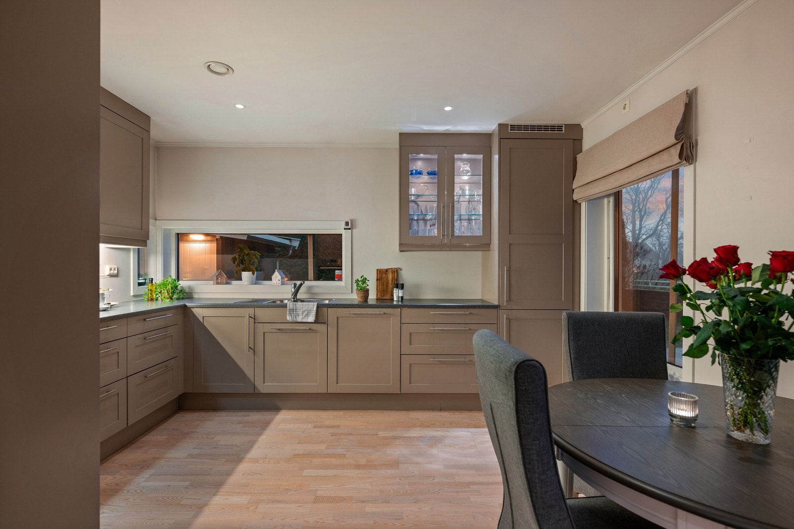 Stilrent kjøkken med profilerte fronter, gode arbeidsflater og integrerte hvitevarer. Galleribilde