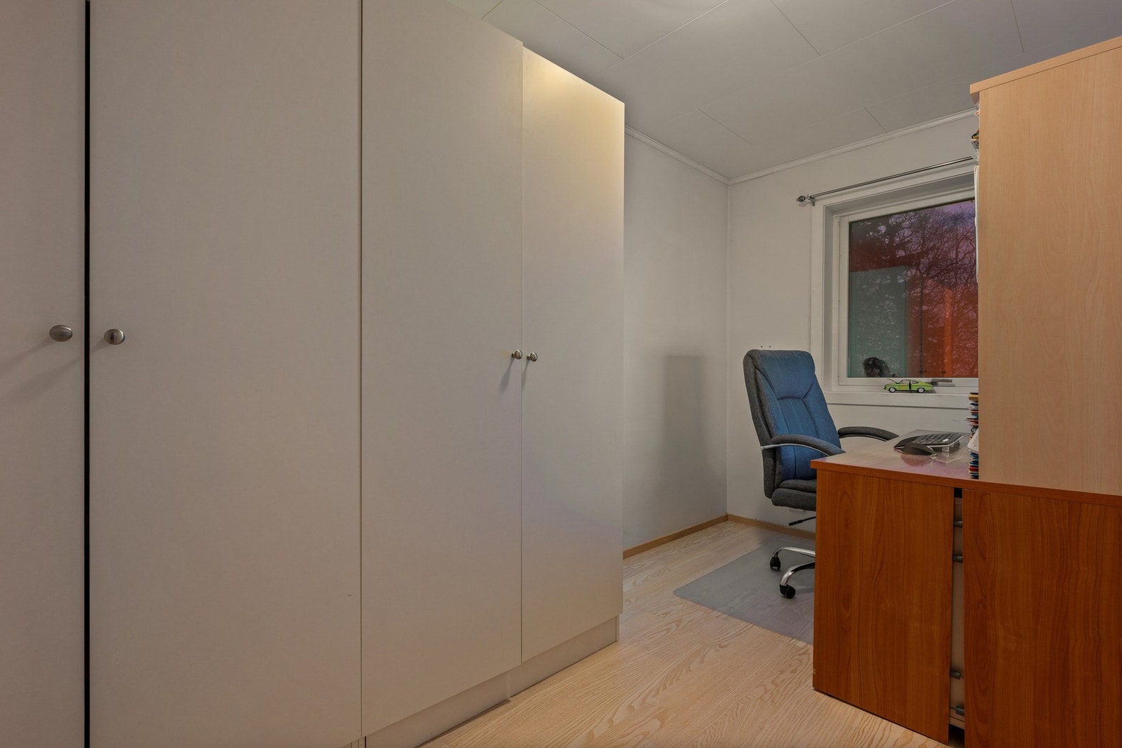 Det tredje soverommet er innredet som kontor i dag, men fungerer godt som gjesterom, barnerom, eller til det du måtte ønske. Galleribilde