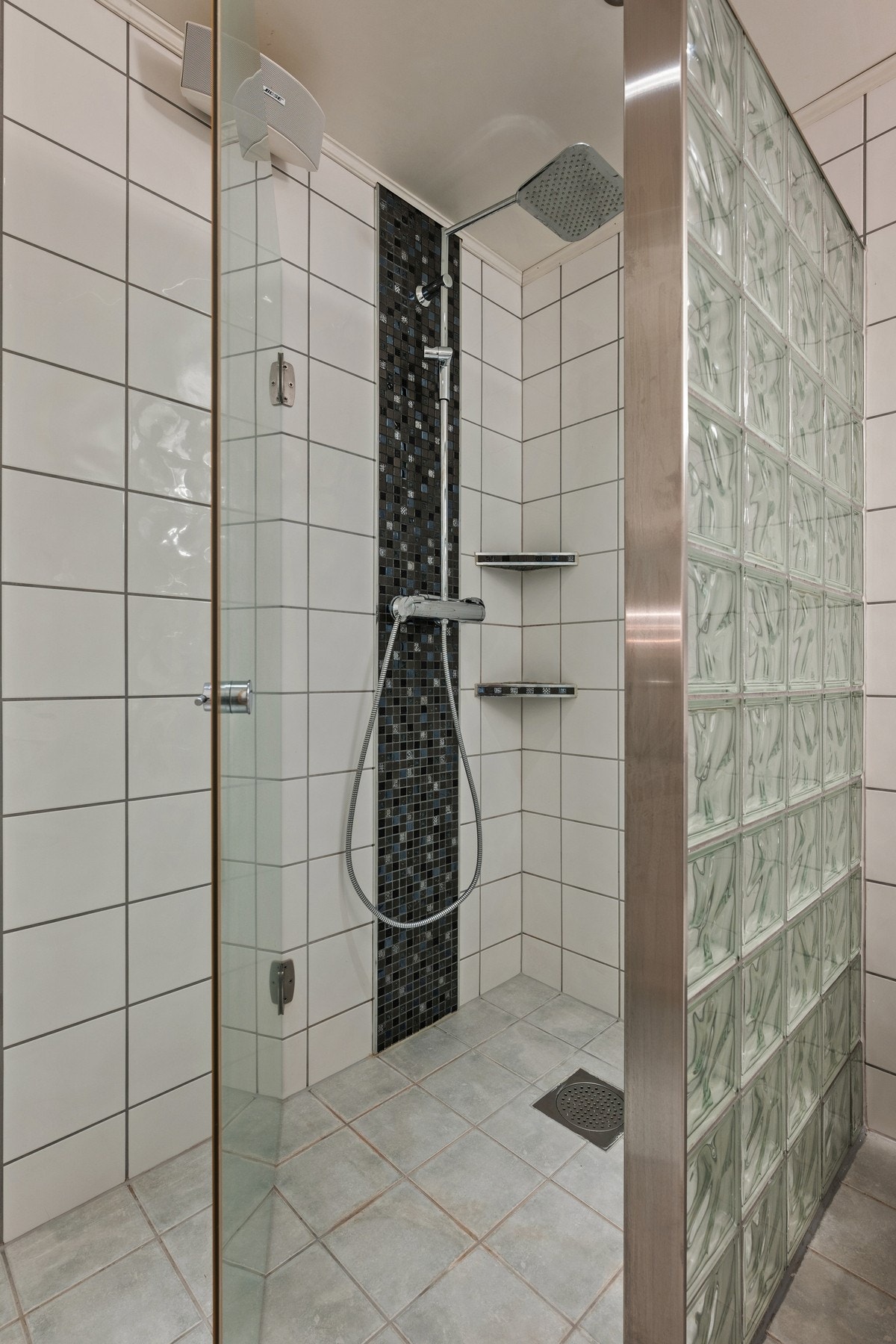 Praktisk og romslig dusjsone med glassvegger og moderne utførelse. Galleribilde