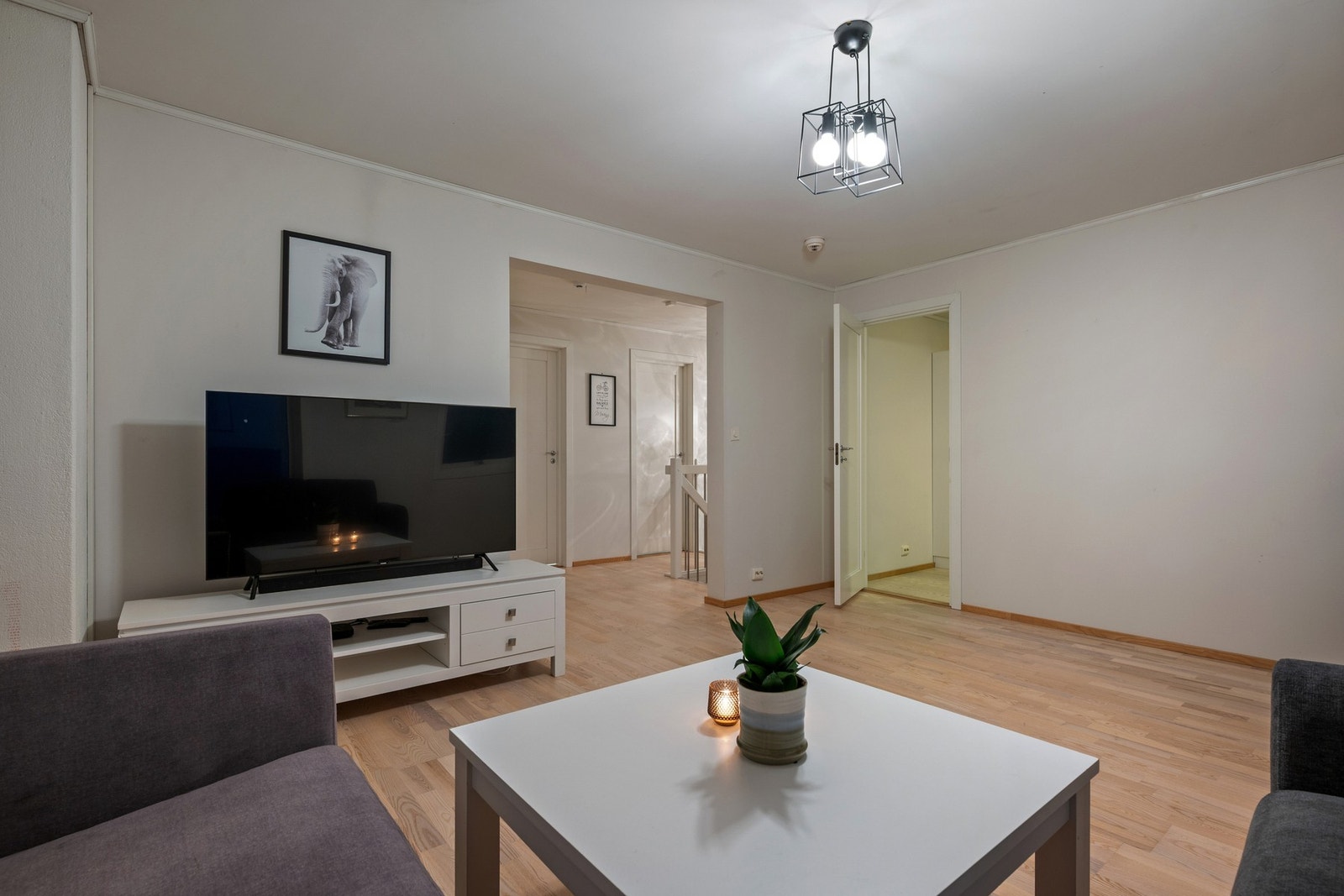 Boligens andre stue egner seg perfekt som TV-stue, lekerom eller ekstra oppholdsrom. Galleribilde