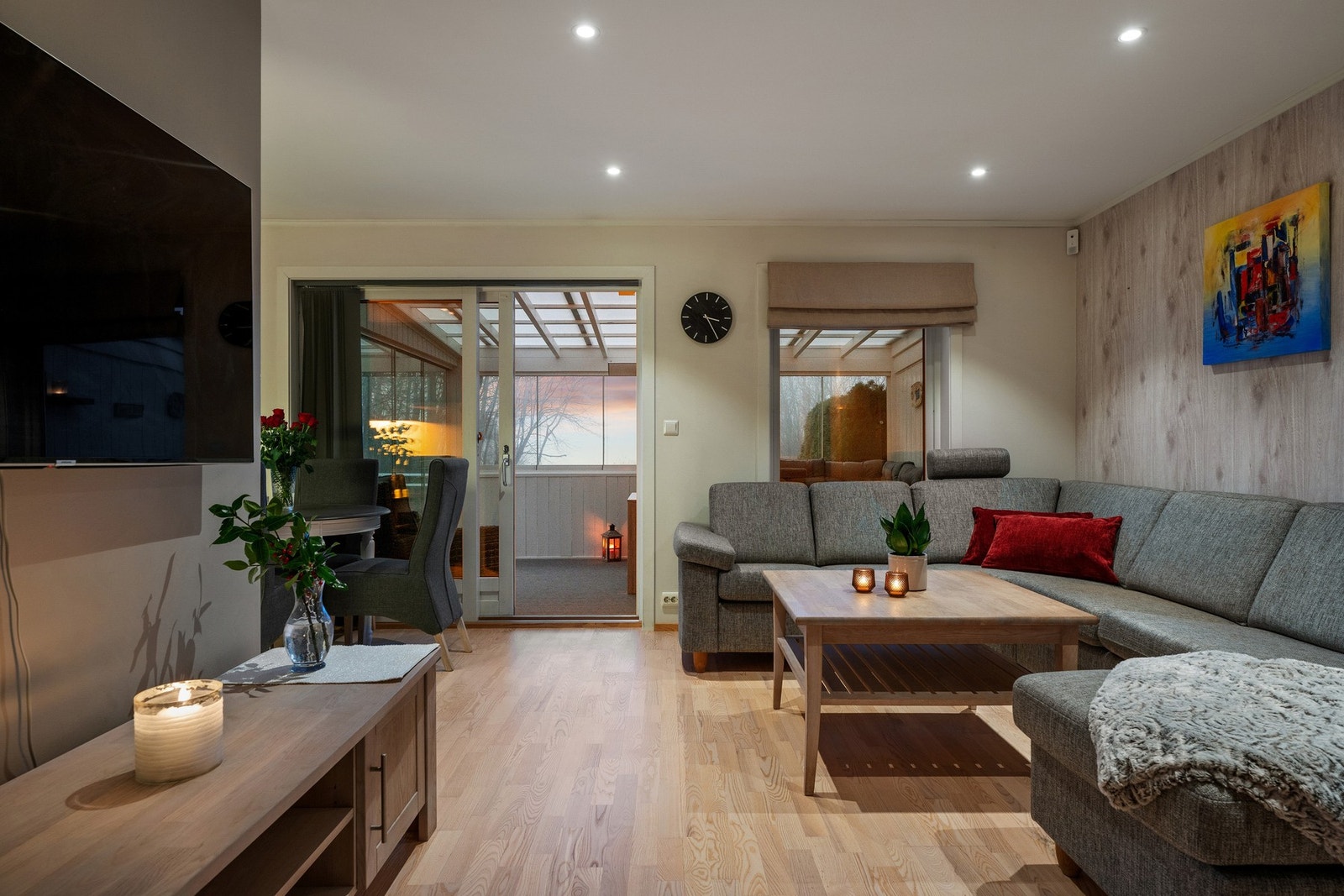 Fin plass til sofagruppe og annet møblement. Galleribilde