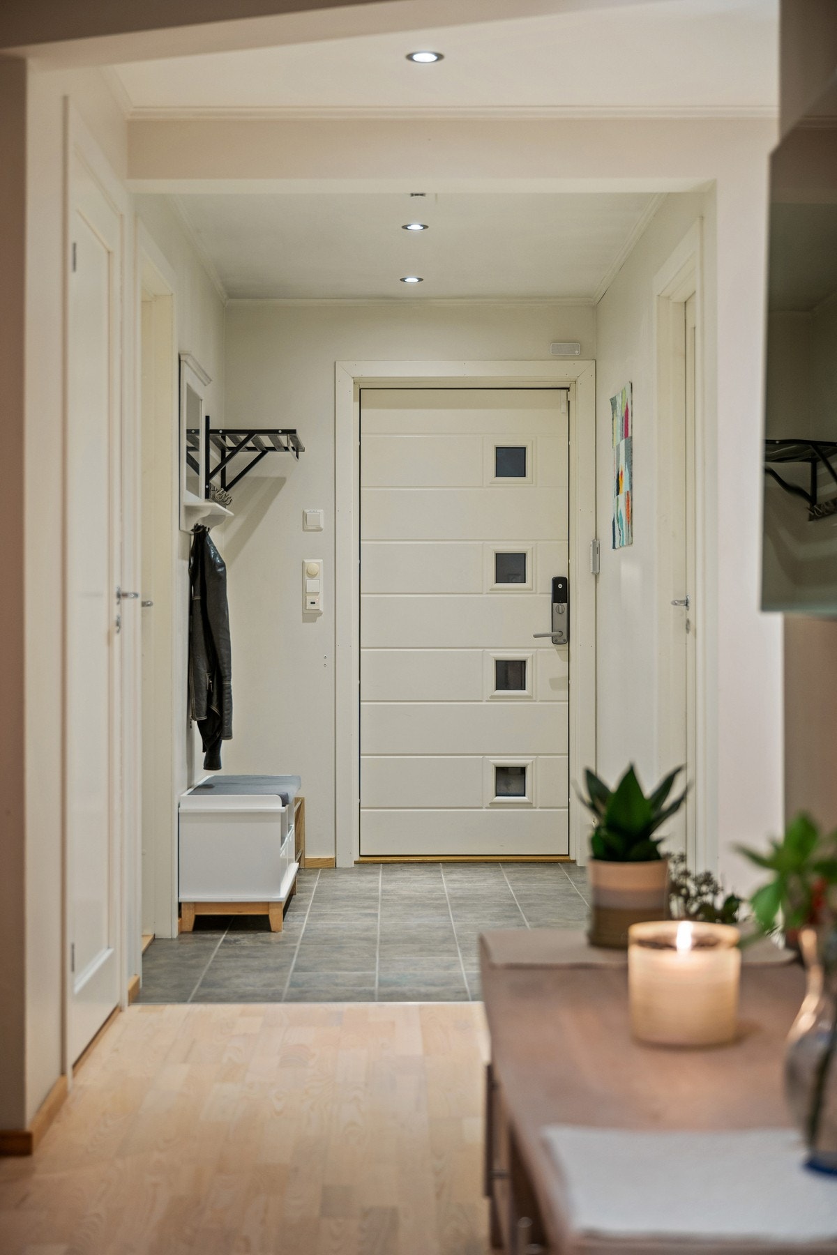 Velkommen inn! Lys entré med fin plass til å hensette sko og yttertøy. Galleribilde