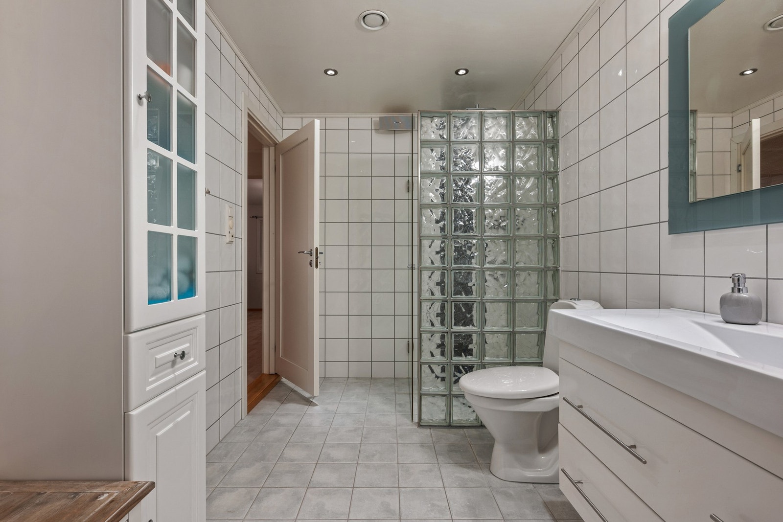 Et pent baderom av god størrelse. Galleribilde