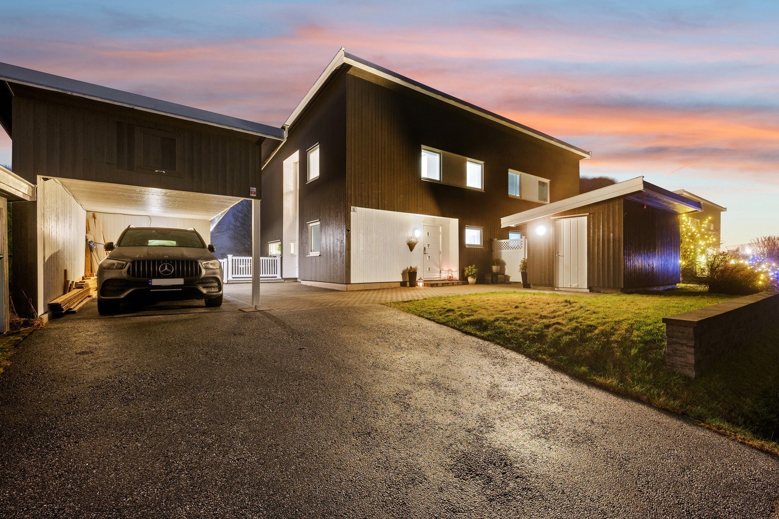 Parkering i carport og på asfaltert gårdsplass. Galleribilde