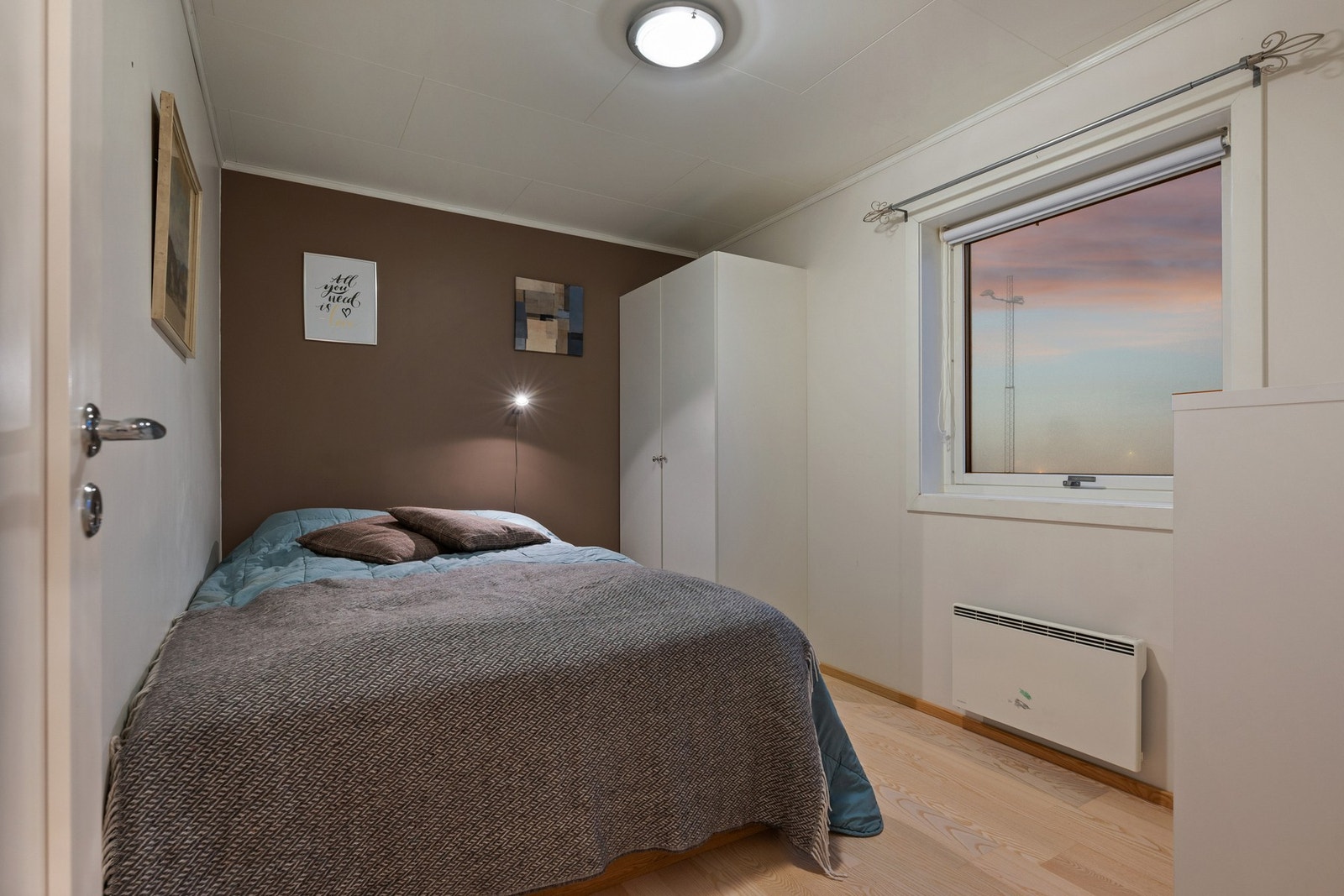 Soverom med fin størrelse - ideelt som barnerom, gjesterom eller hjemmekontor. Galleribilde