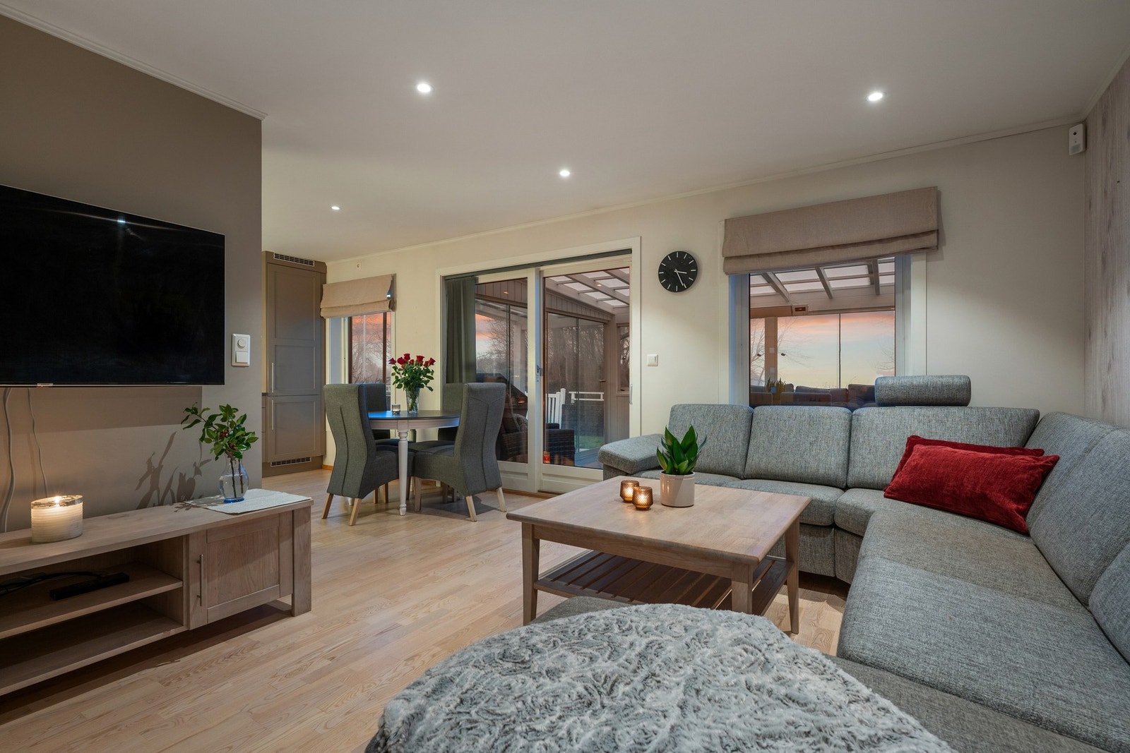 Utgang til solrik, innglasset balkong fra stuen. Galleribilde