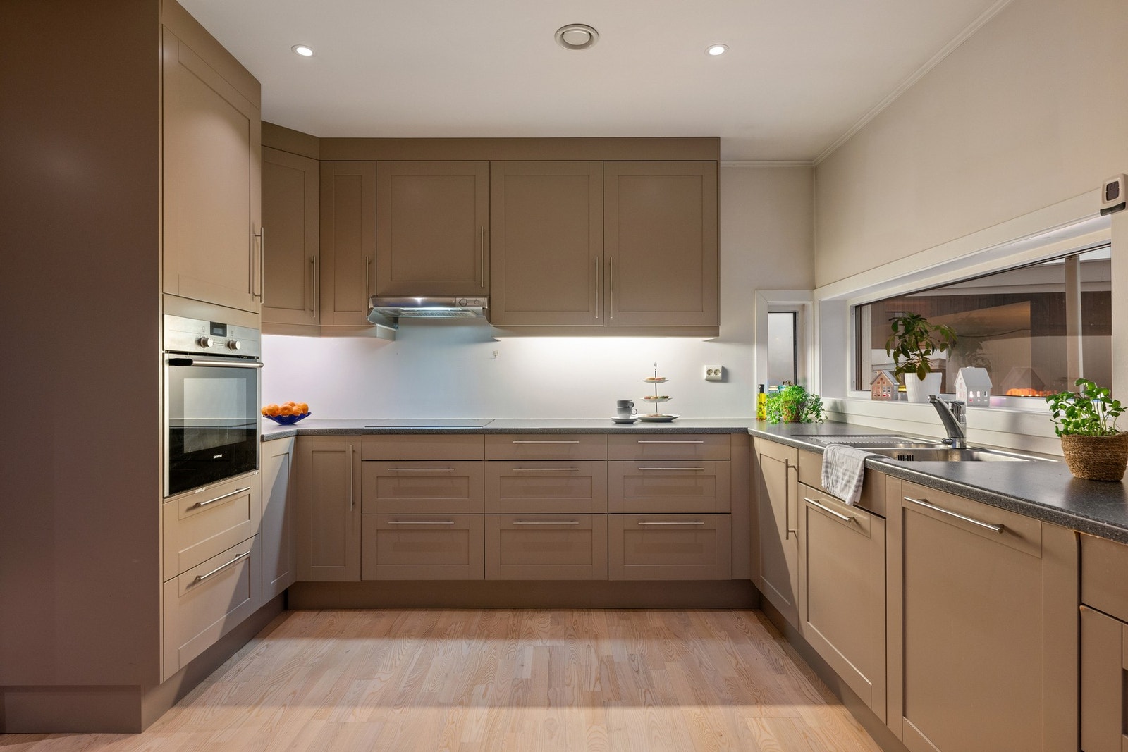 Funksjonelt kjøkken med god skap- og benkeplass, tilpasset både hverdagsbruk og selskap. Galleribilde