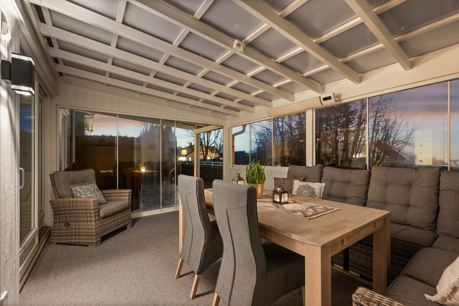 Romslig balkong med god plass til langbord og sosiale soner - perfekt for sommerens sammenkomster. Galleribilde