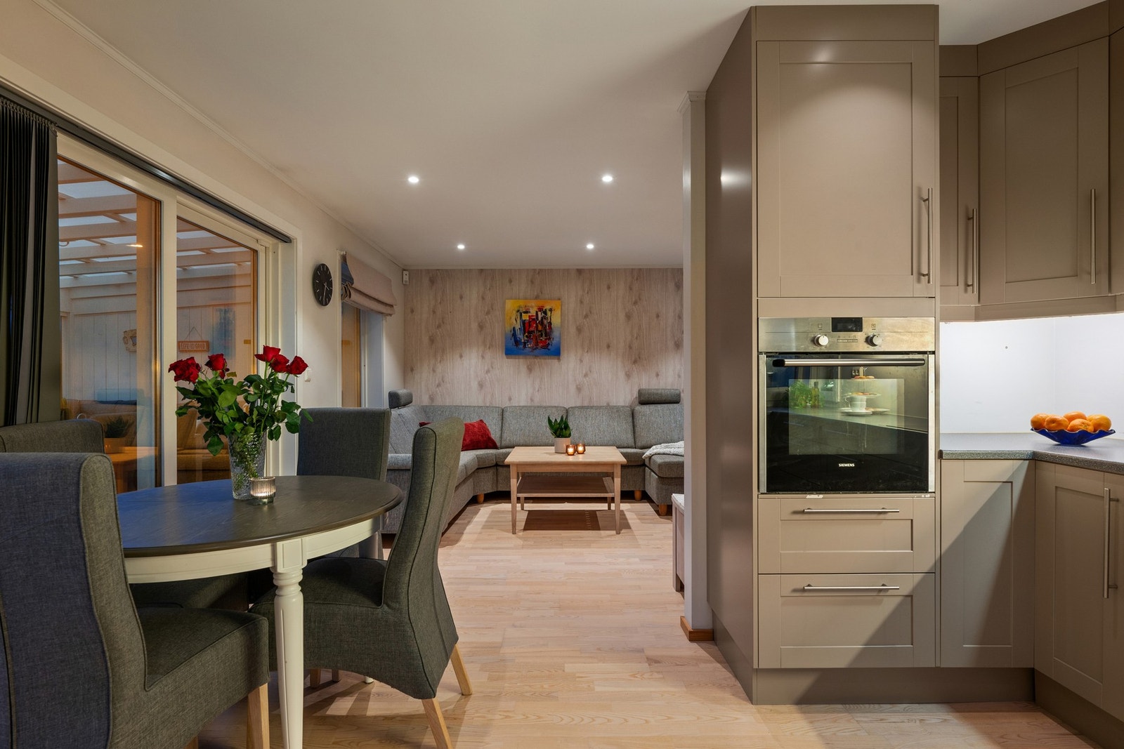 Åpen løsning mellom kjøkken og stue som skaper et sosialt og sammenhengende oppholdsrom. Galleribilde