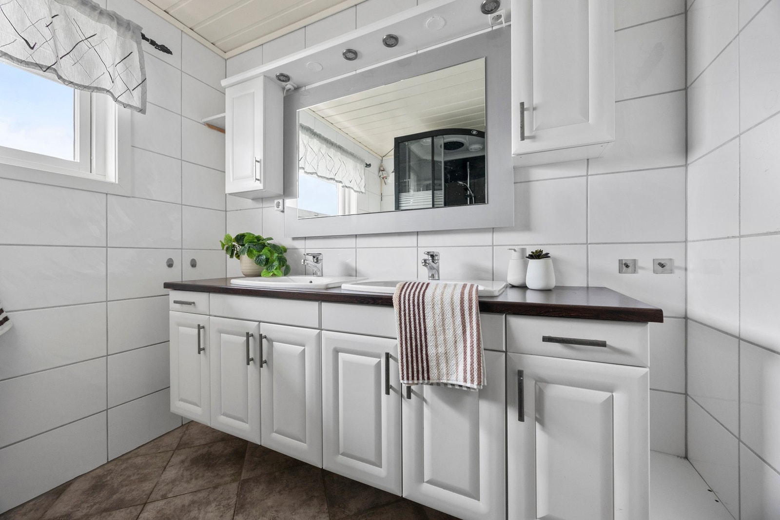 Servantskap med downlights innfelt i innredningen Galleribilde