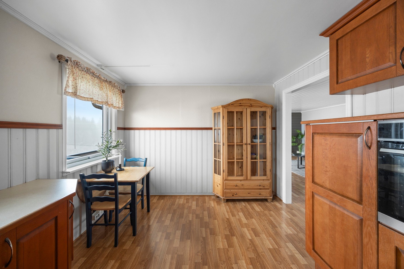 Det er god plass til en hyggelig frokostkrok på kjøkkenet også Galleribilde