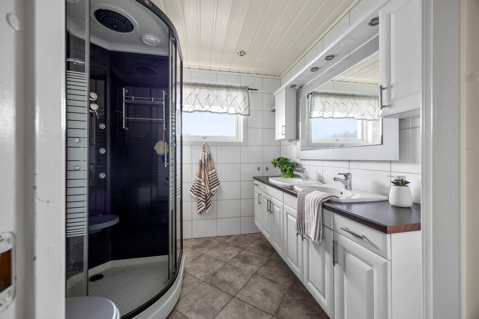 Bad - 5 kvm. Utstyrt med dobbelt servantskap, dusjkabinett og toalett Galleribilde