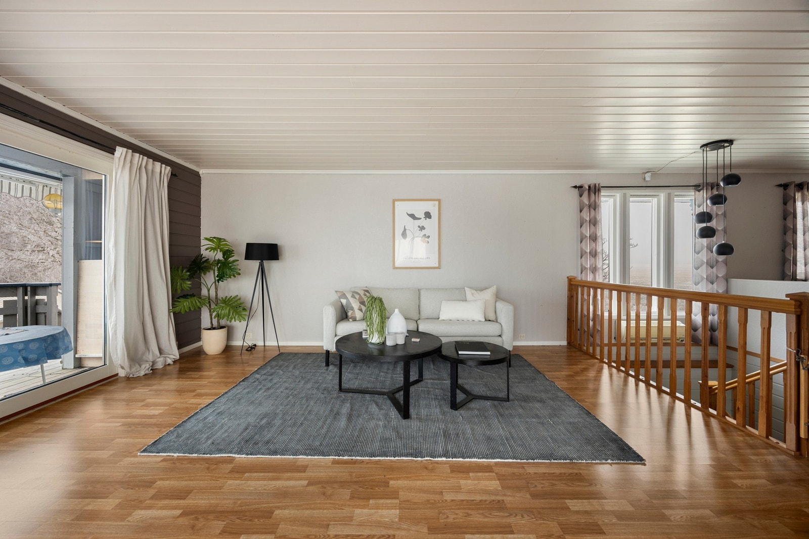 Romslig stue med flere møbleringsmuligheter Galleribilde