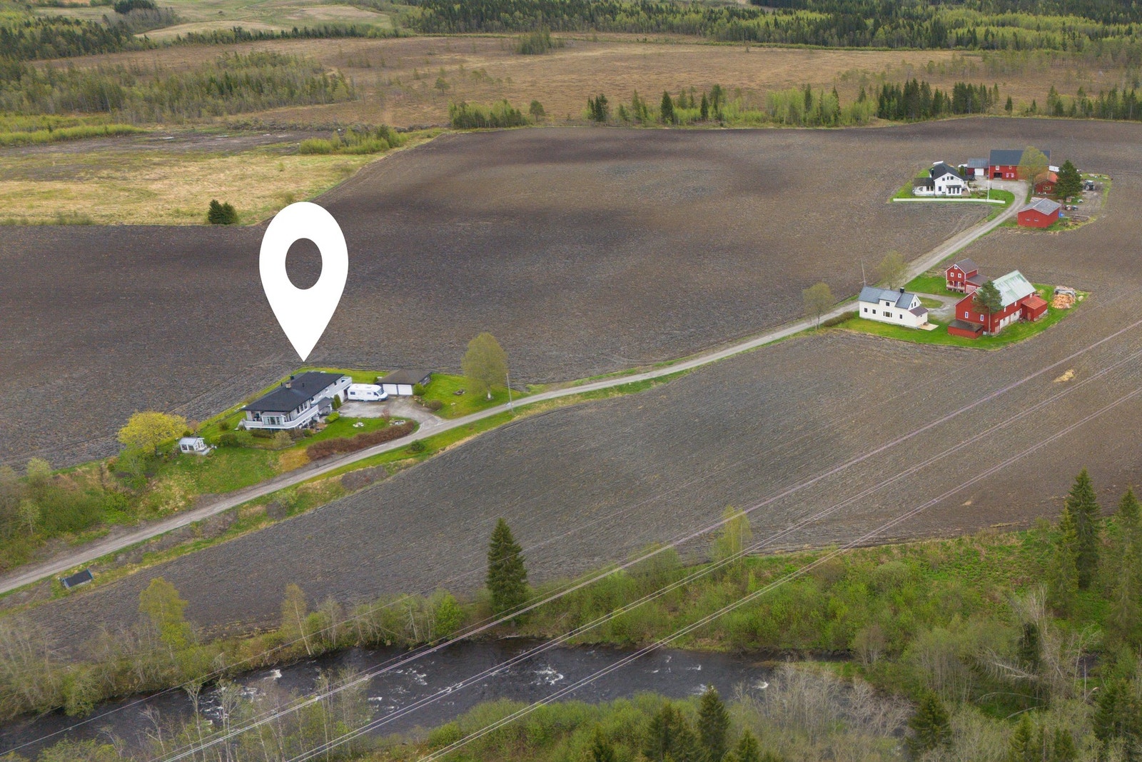 Landlig beliggenhet med fine turmuligheter i nærområdet, bl. a. Figga med gode fiskemuligheter i umiddelbar nærhet, samt kort vei til populære Båbufjellet med fine muligheter for tur, friluftsliv, trim og jakt, både sommer og vinter. Galleribilde