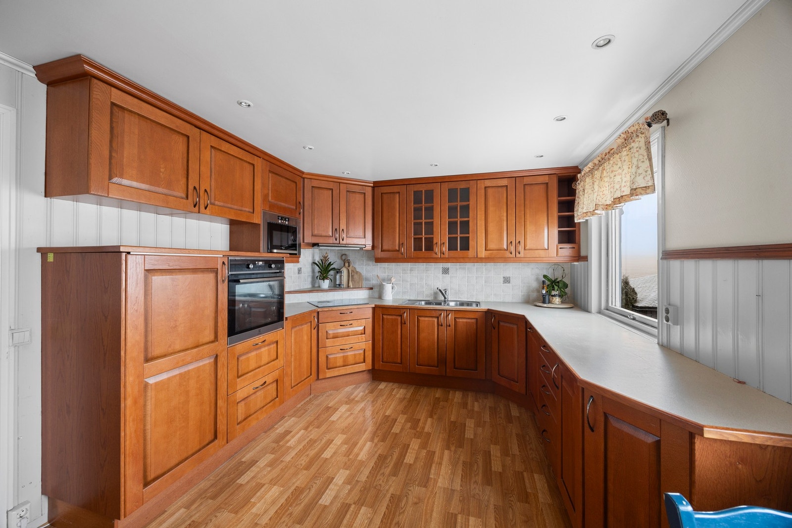 Kjøkken - 14 kvm. Praktisk innredning med integrerte hvitevarer. Montert i 2010. Galleribilde