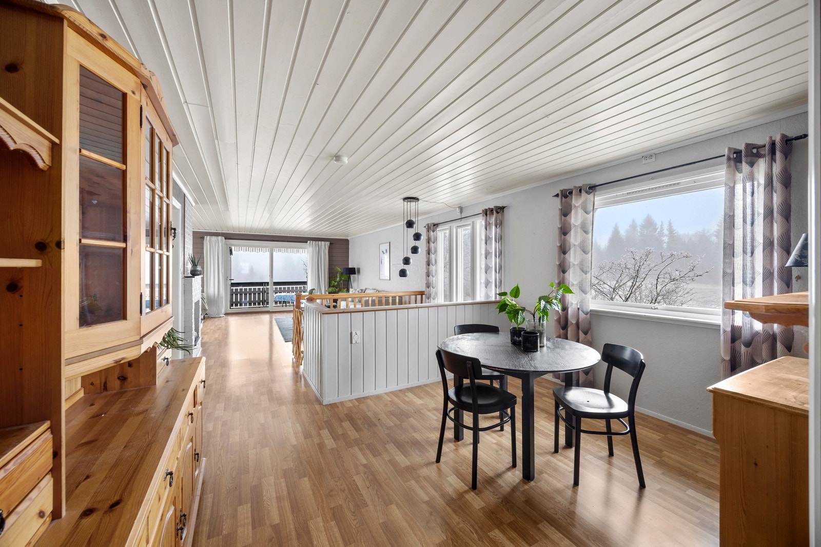 Spisestuen er plassert i naturlig tilknytning til kjøkkenet Galleribilde