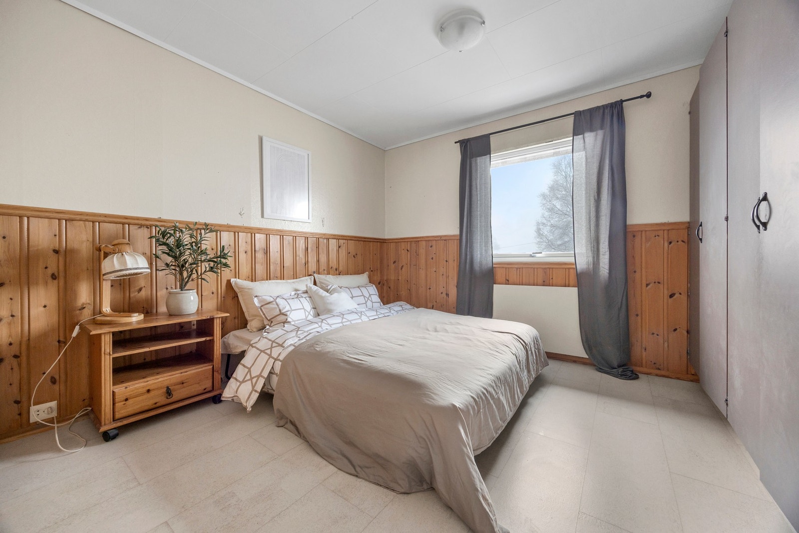 Hovedsoverom - 10,5 kvm. Plassbygde garderobeskap. Galleribilde