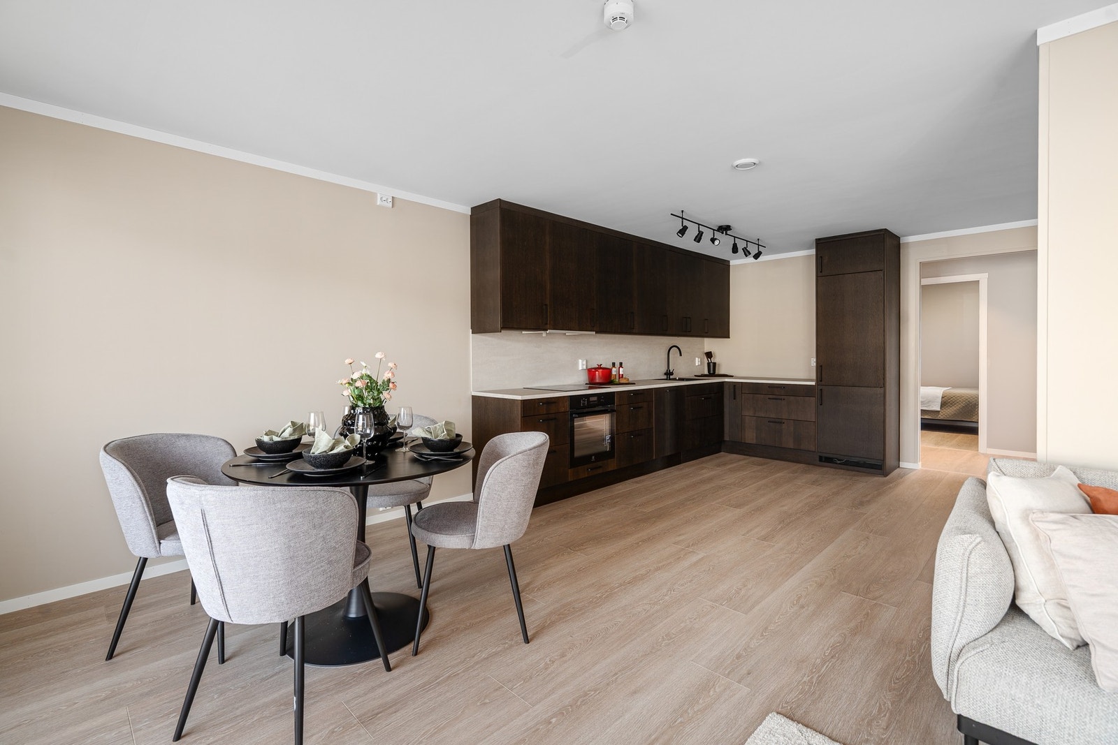 Kjøkken. Nydelig kombinasjon med brun og beige. Godt med plass til en stor spisegruppe. Galleribilde